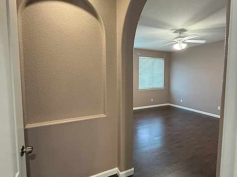 1661 Columbus Rd — Photo 15