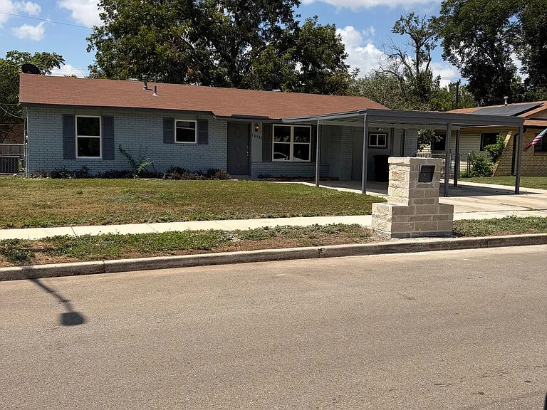 10902 Lazy Oaks Dr — Photo 1