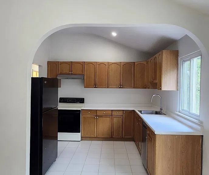 136 Newbury Rd — Photo 7