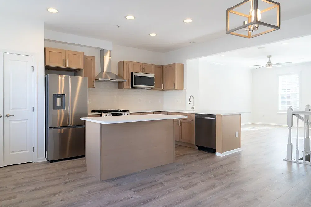 3 bed, 2.5 bath, 1850 sqft, $3,150 — Photo 1