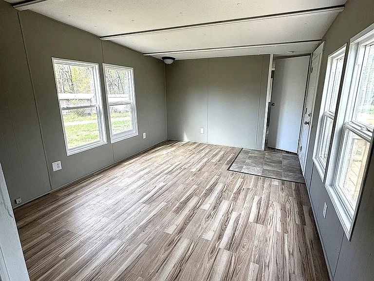 233 Jolly Roger Dr — Photo 2