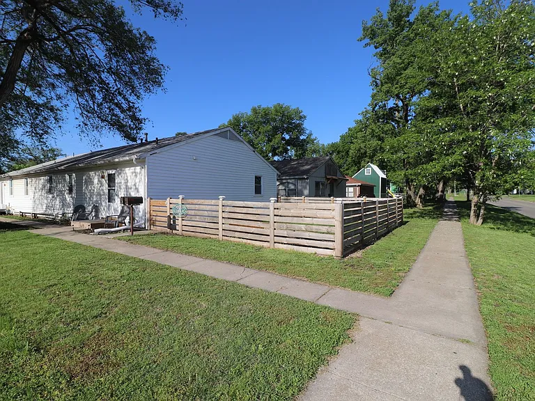 715 W 14th St — Photo 2