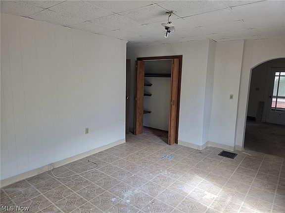 2nd image of 52 Wilhelm St