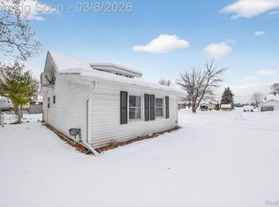 2754 Fishermans Dr, Highland, MI 48356