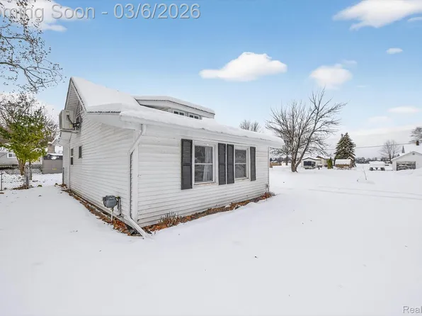 2754 Fishermans Dr, Highland, MI 48356