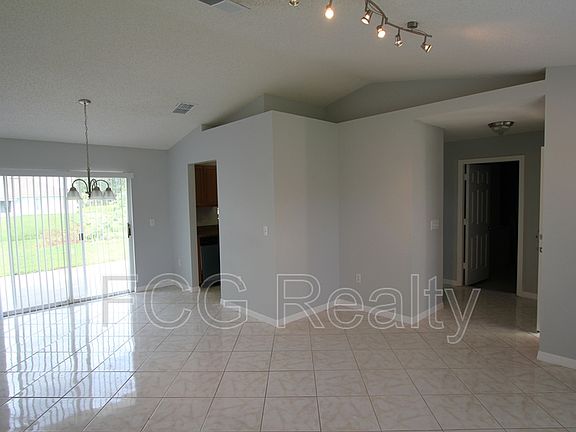 3rd image of 48 Bradford Ct