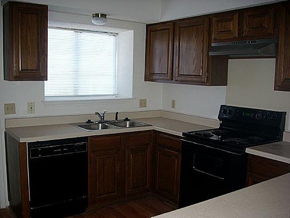 4th image of 2410 Chapel Hill Ln