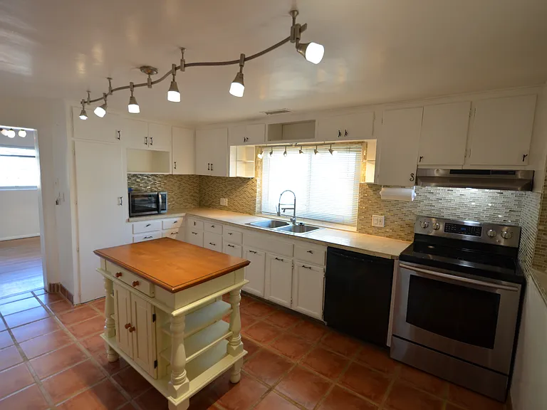 303 Villeros St — Photo 22