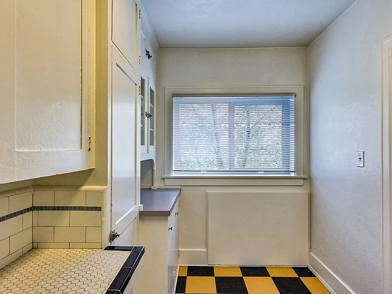 Chapman Court Aparments — Photo 9
