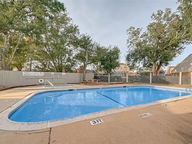 12111 Poulson Dr — Photo 35