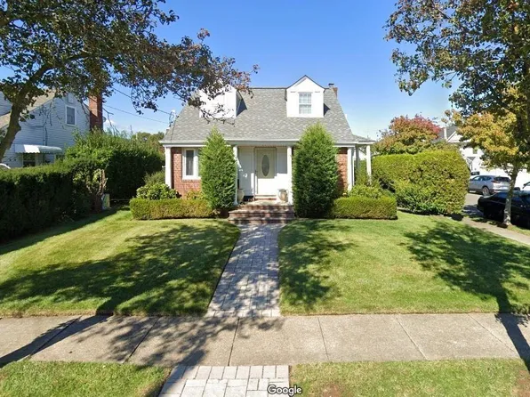 192 Arlington Street, Mineola, NY 11501