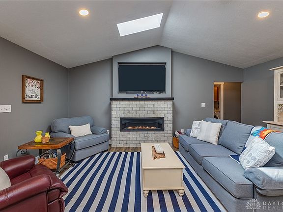4th image of 767 Birchwood Dr