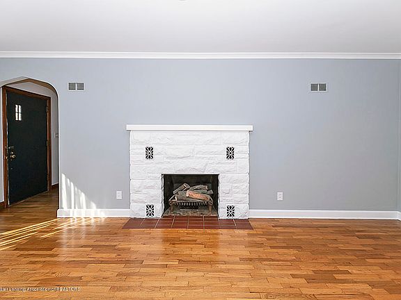 4th image of 820 N Foster Ave