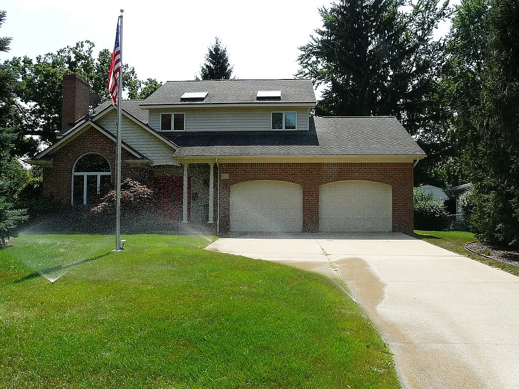 211 Benedict St photo 1