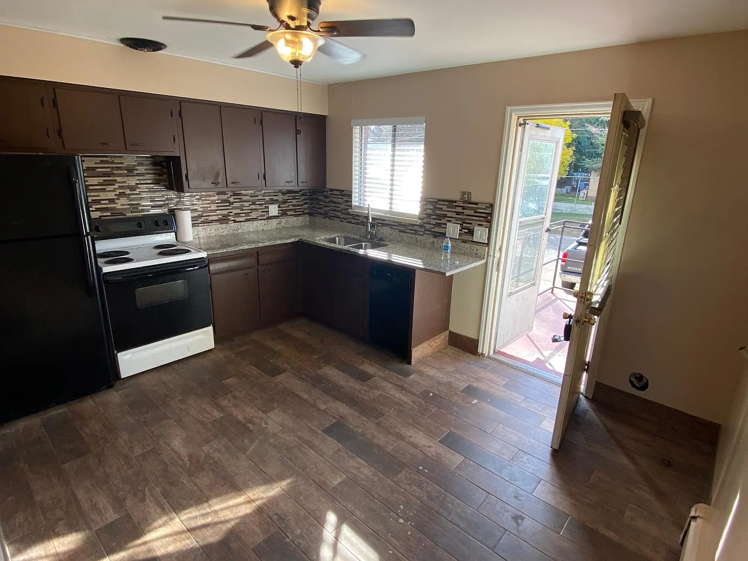 2 bed, 745 sqft, $1,250 — Photo 2