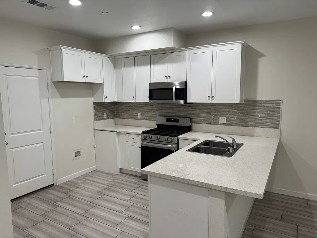 Spacious 3-Bed Apartment in Fontana with 3 Baths — Photo 3