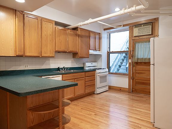 3rd image of 1020 W Ardmore Ave