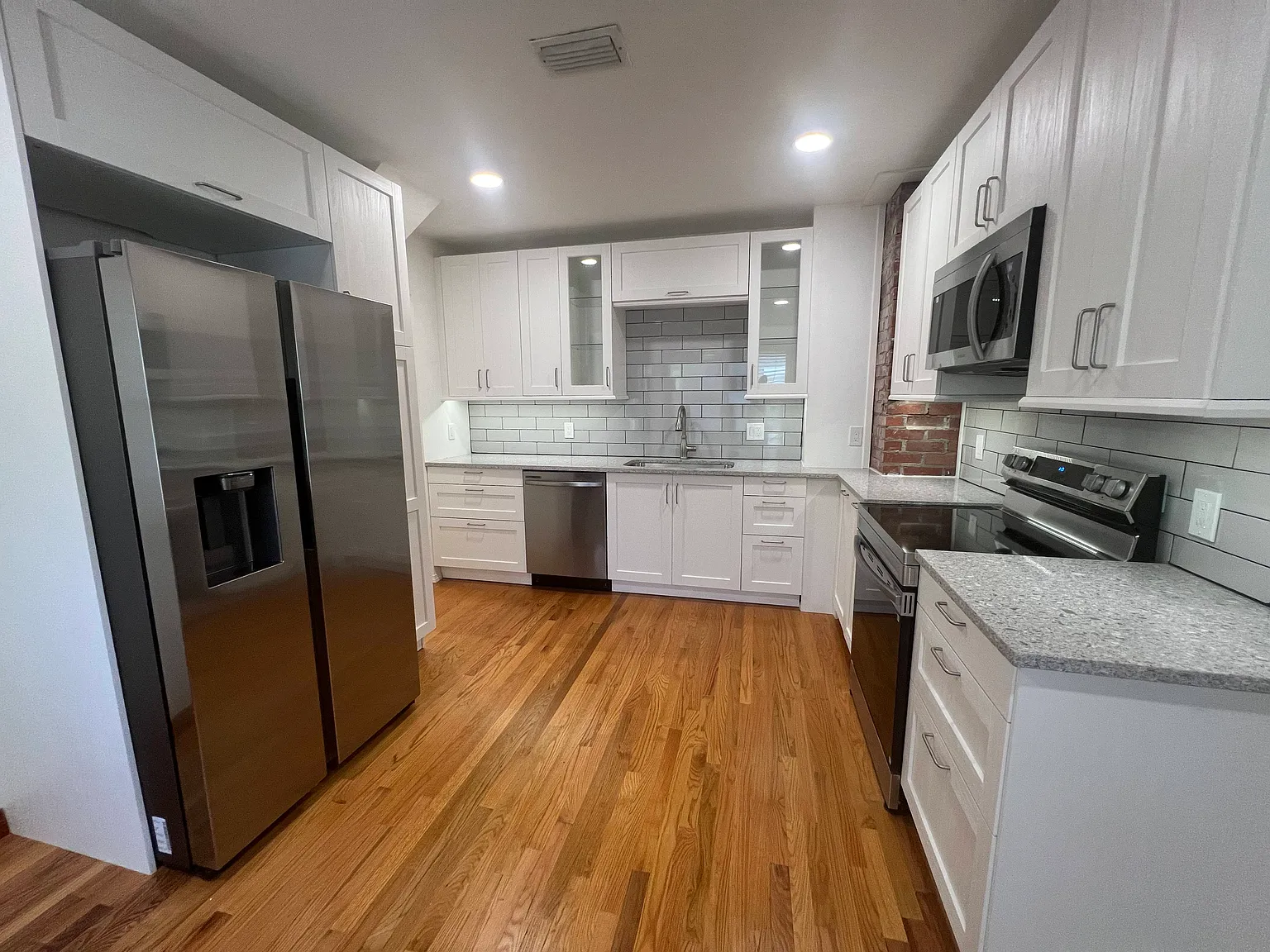 3 bed, 1176 sqft, $2,350 — Photo 1