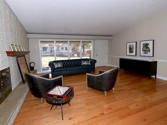 3rd image of 9411 Oakwood Manor Ln