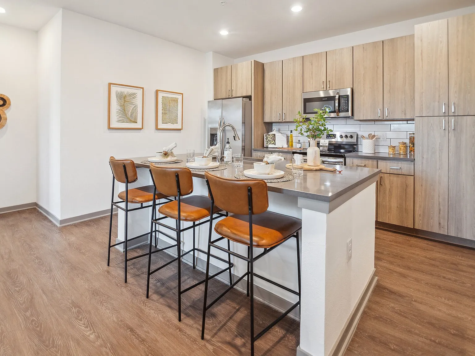 Palm Grove Luxury Apartments — Photo 4