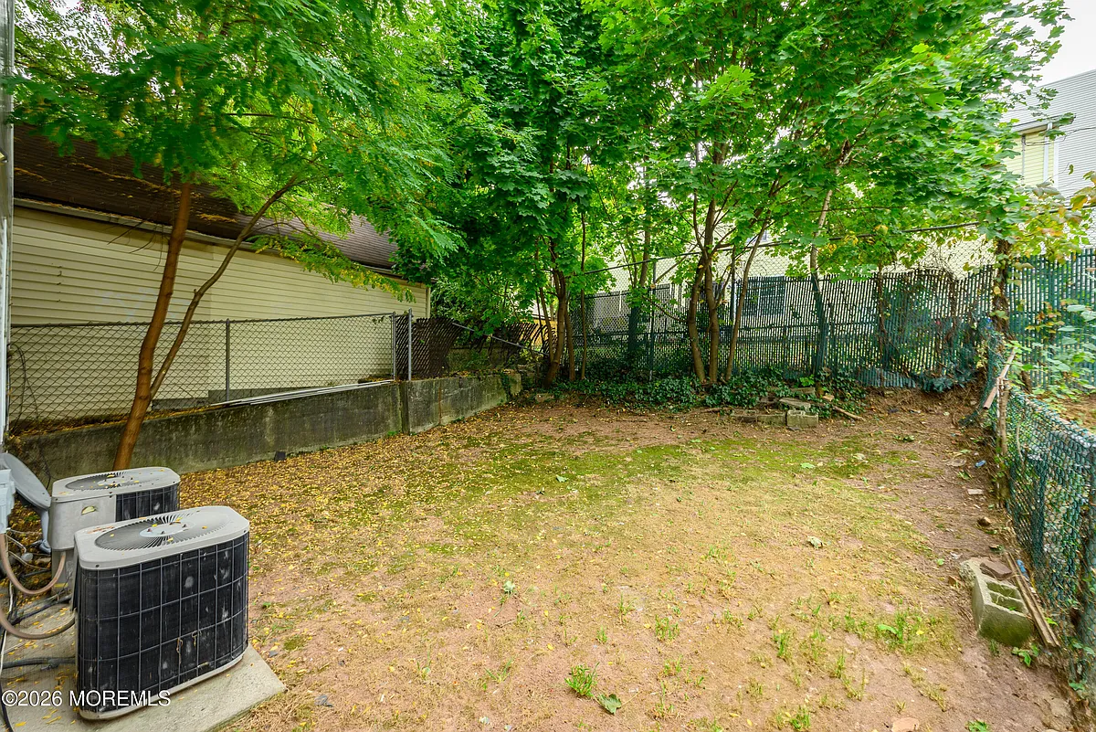 Building Photo - 114 Watson Ave #1