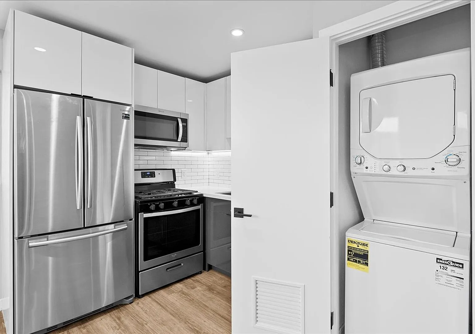 Beautiful Two Bed, One Bath Apartment In The Heart of East Hollywood! — Photo 4