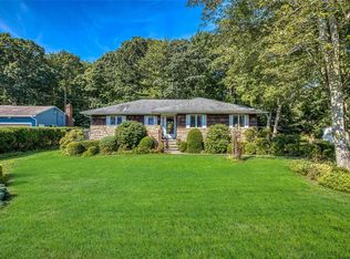 20 Tall Tree Ln, Rocky Point, NY 11778