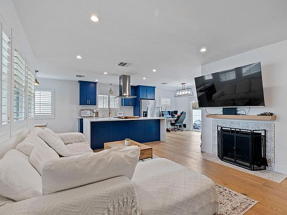 3rd image of 7536 Gaviota Ave #1