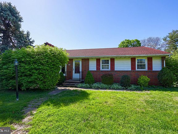 2nd image of 2422 New Holland Pike