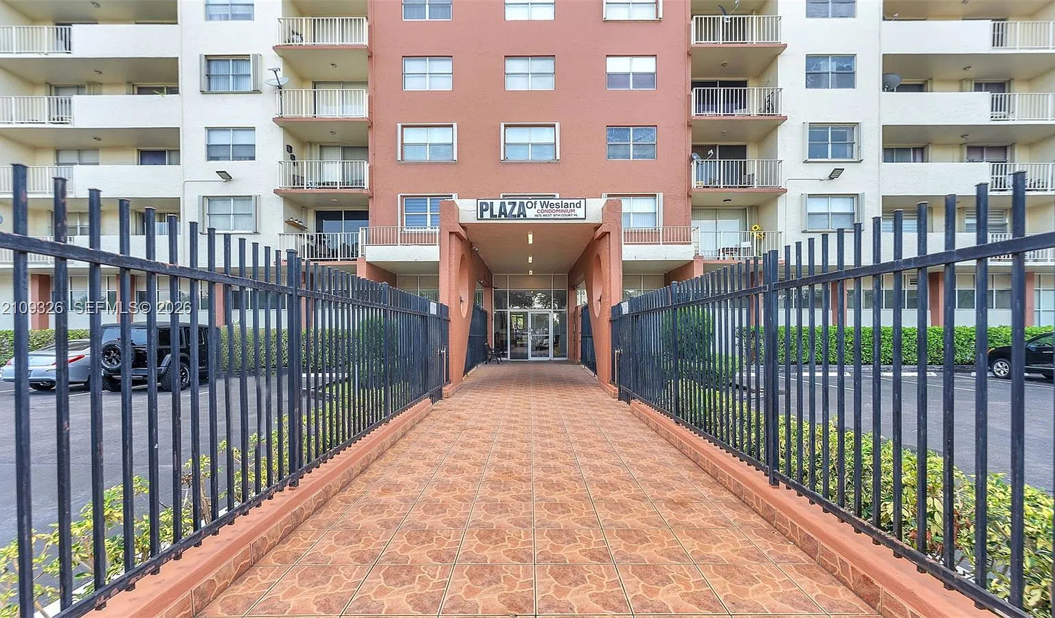 Plaza Of Westland Condo — Photo 4