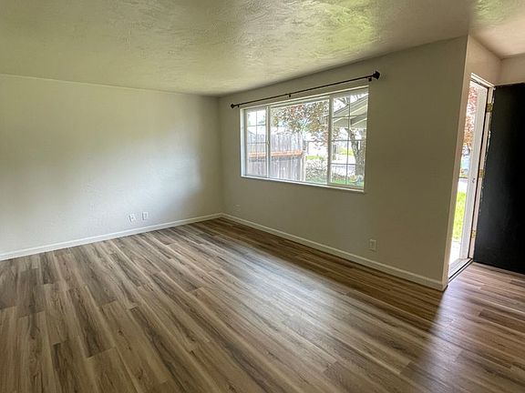 3rd image of 315-325 Lobelia Ave
