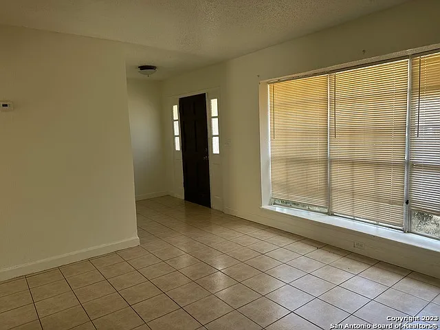 3 bed, 2.5 bath, 1276 sqft, $1,055 — Photo 3