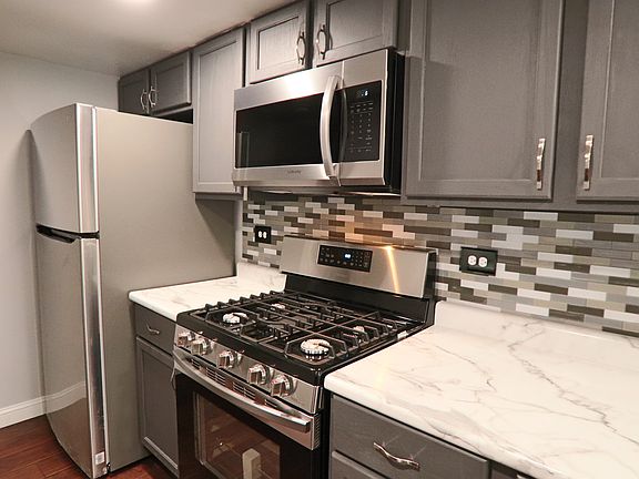 3rd image of 29W565 Winchester Cir S #68-3