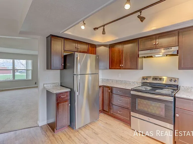 2565 Iris St — Photo 6