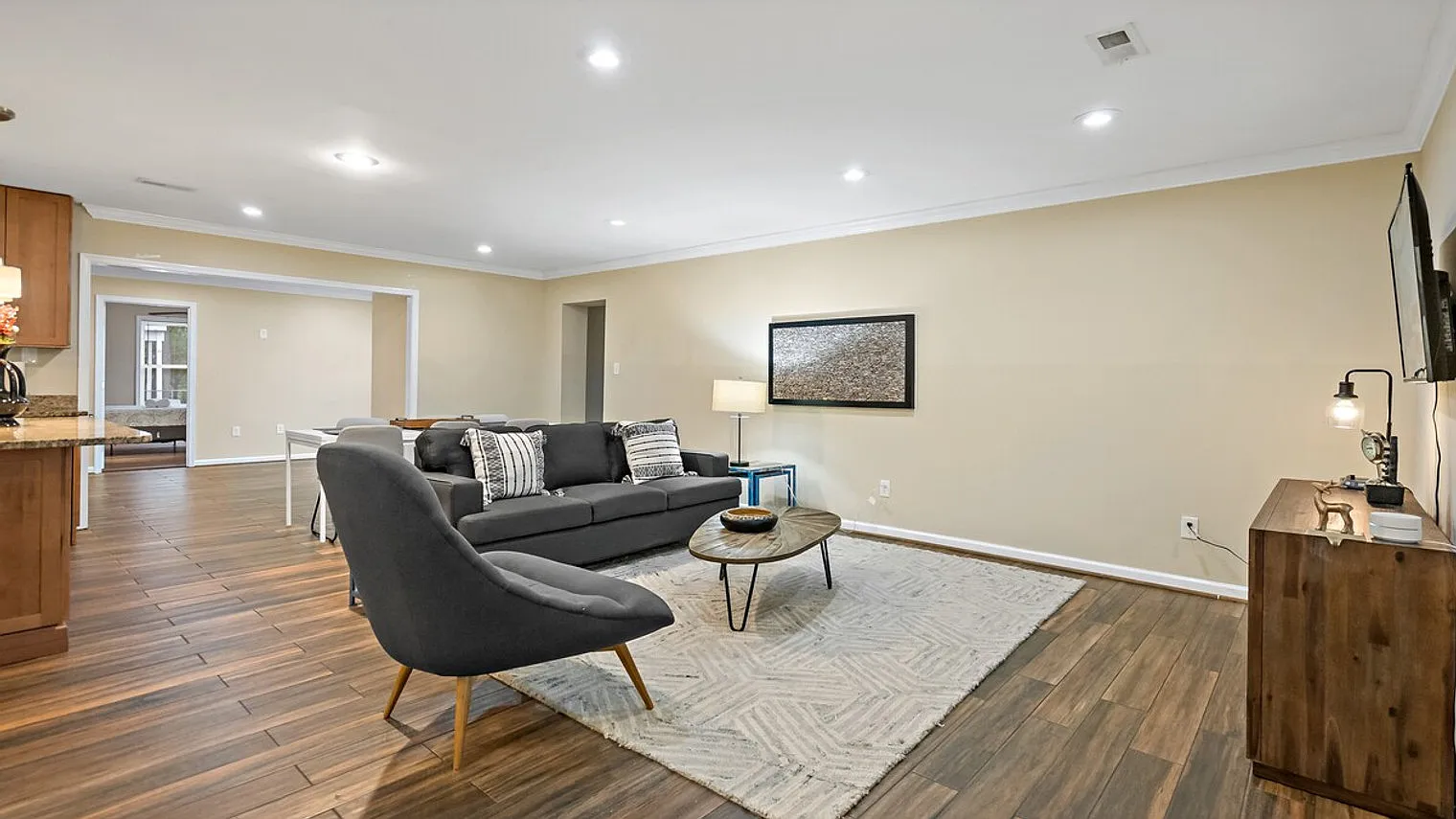 5 bed, 4.5 bath, $8,646 — Photo 1