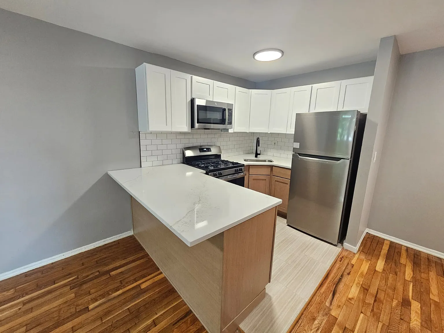 2 bed, 1000 sqft, $2,100 — Photo 2