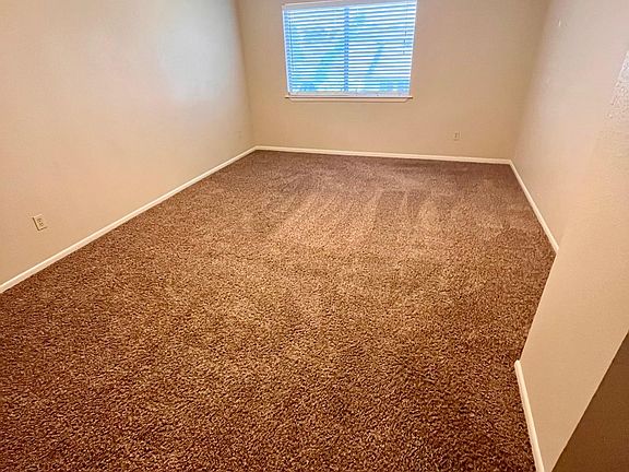 4th image of 990 Park Meadow Dr