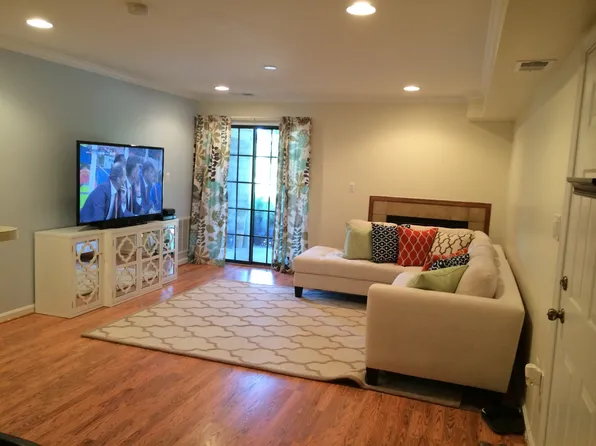 6929 Mary Caroline Cir #B, Alexandria, VA 22310