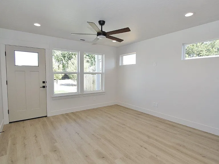 1115 S Commercial Ave #1 — Photo 3