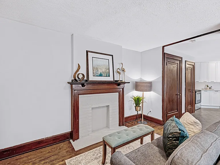 383 Wellington St W — Photo 10