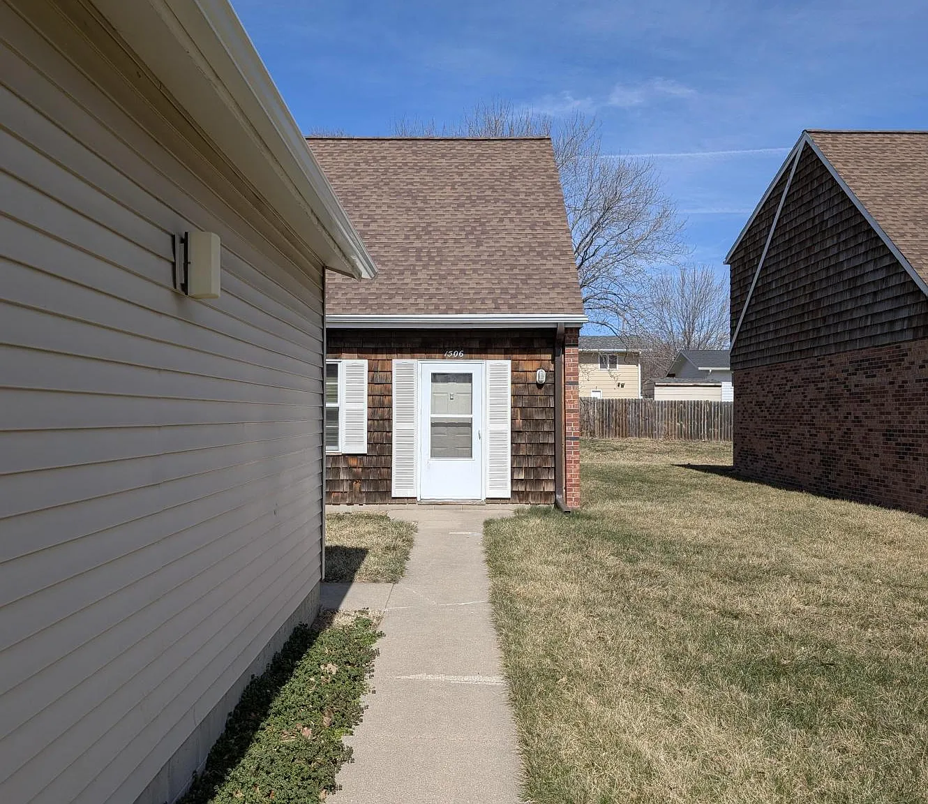 3 bed, $1,018 — Photo 1