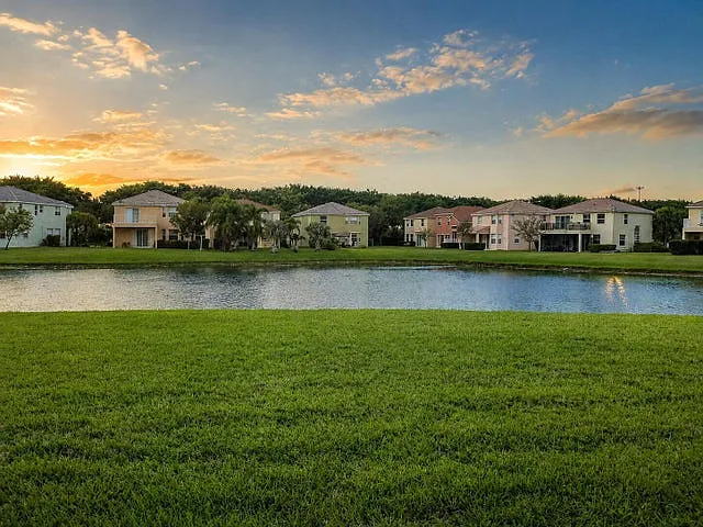 5 bed, 3333 sqft, $4,200 — Photo 2