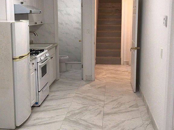 3rd image of 846 Wilcox Ave #1