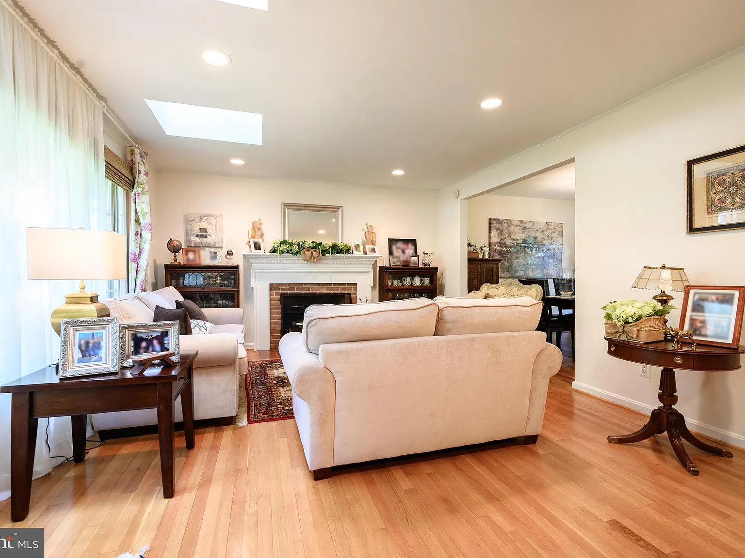 5 bed, 3200 sqft, $5,250 — Photo 2