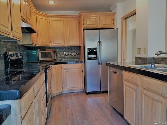 3rd image of 3087 W Lake Sammamish Pkwy NE