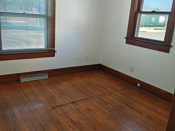 3rd image of 113 E 7th St