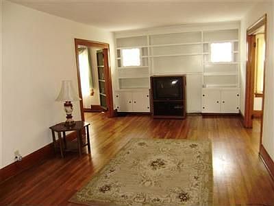 4th image of 924 8th St NE