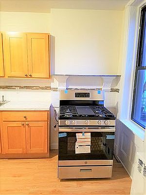 4th image of 593 Park Pl APT 2R