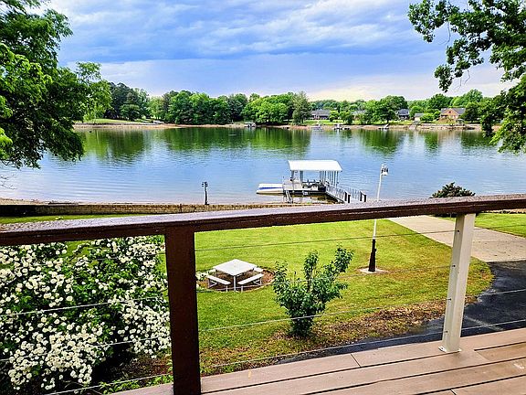 2nd image of 440 Loop Dr