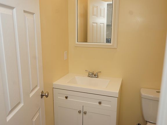 5th image of 94 Carl St Unit B